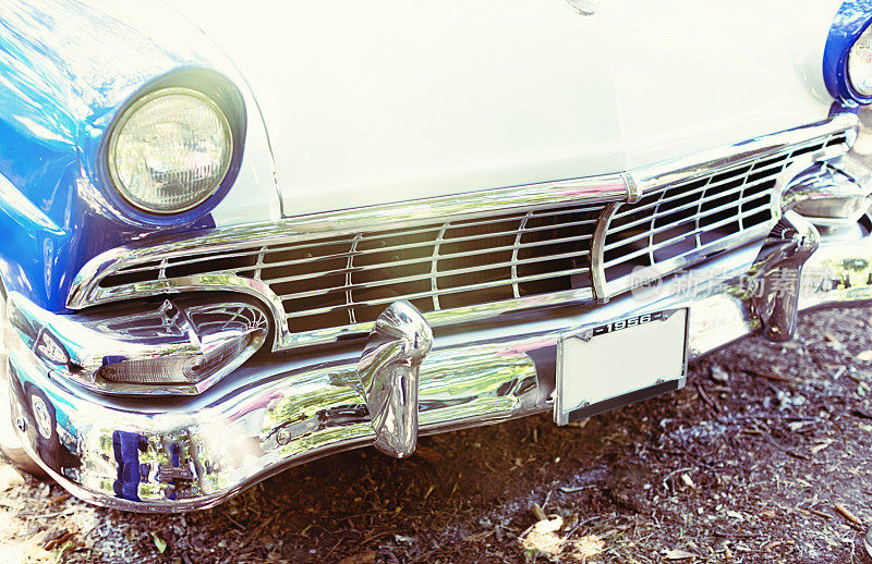 一辆1950年代的美国车的前面