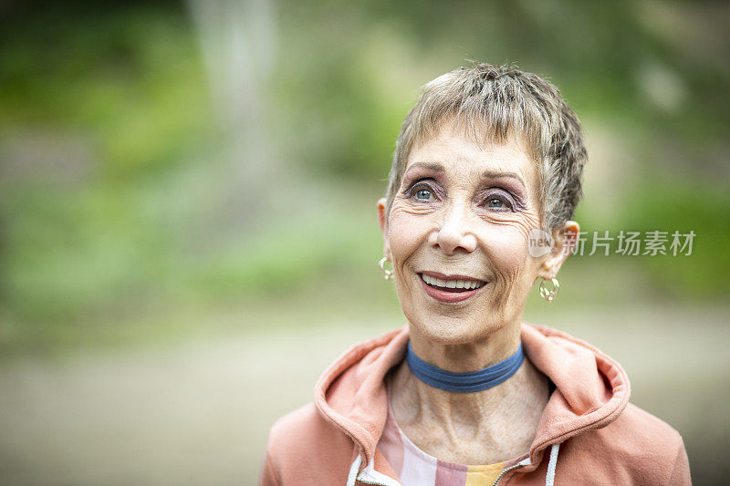 户外美丽老年女人