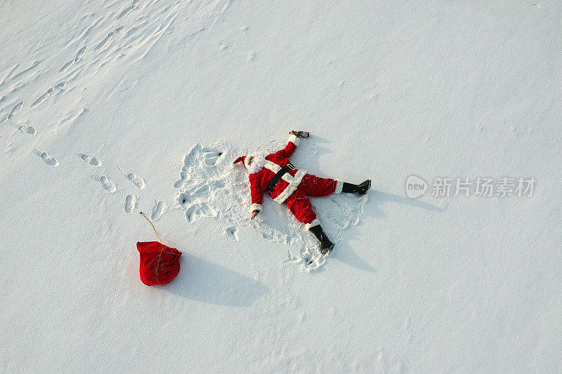 圣诞老人躺在雪地上