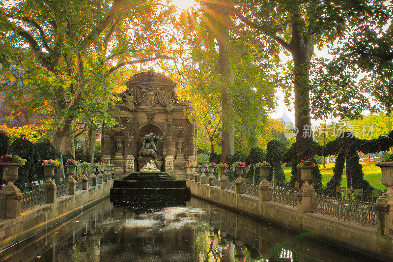 日出的美第奇喷泉-卢森堡花园-巴黎，法国