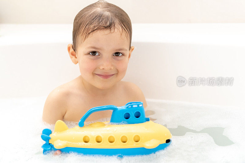 微笑的三岁男孩在浴缸里