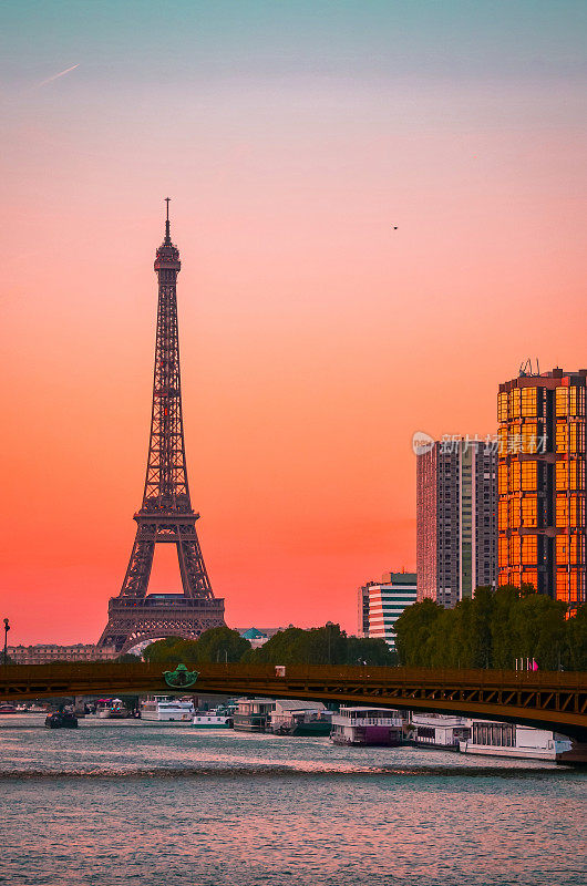 法国巴黎埃菲尔铁塔和塞纳河的日落景观。