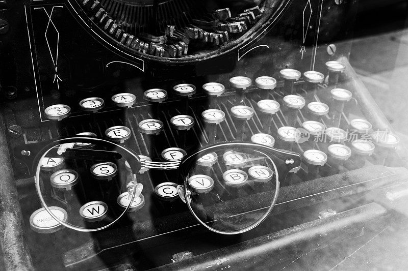 老式打字机和眼镜