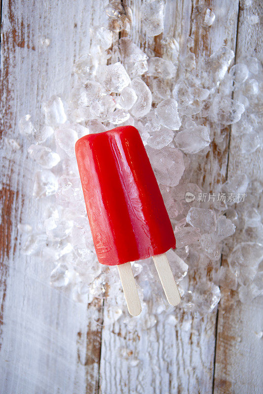 冰上的红莓冰棒