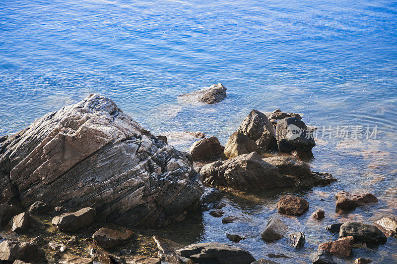 大海中的岩石和海浪