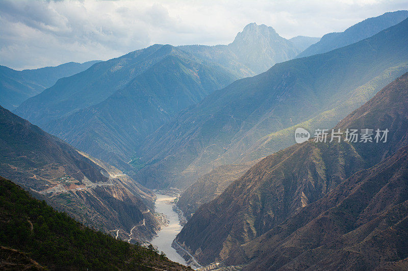 中国云南省丽江至香格里拉公路上的风景。