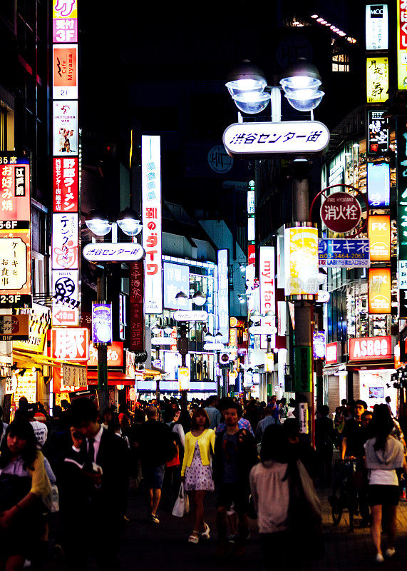 日本东京涩谷购物区拥挤的街道