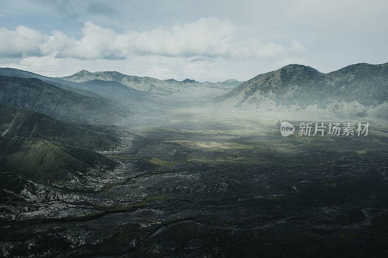 布罗莫火山喷发的鸟瞰图