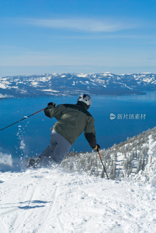 在太浩湖上滑雪