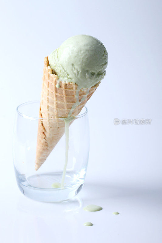 透明玻璃杯中的绿茶甜筒冰淇淋