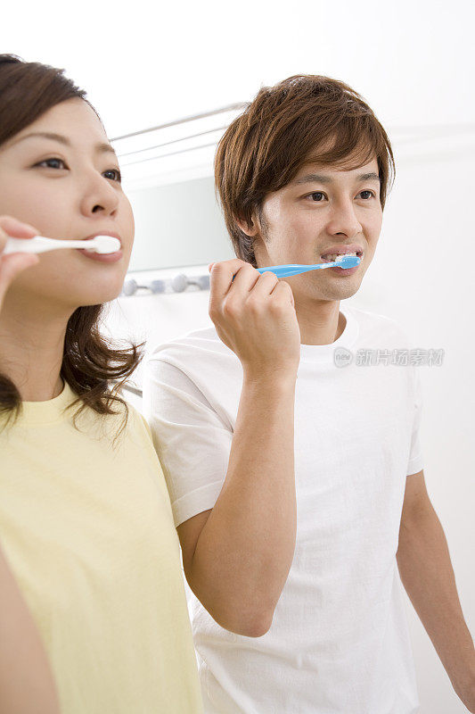 刷牙的夫妇