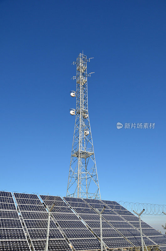 通讯塔和太阳能电池板
