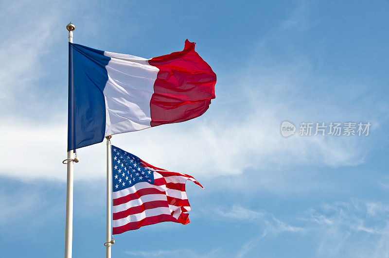天空中飘扬着美国和法国的国旗