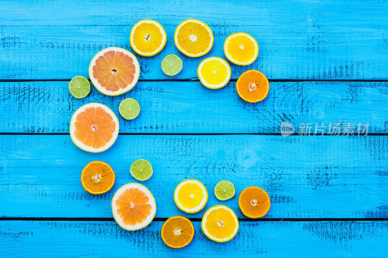 字母C由柑橘类水果制成