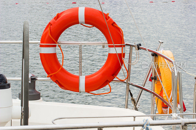 游艇，帆船上的橙色救生圈