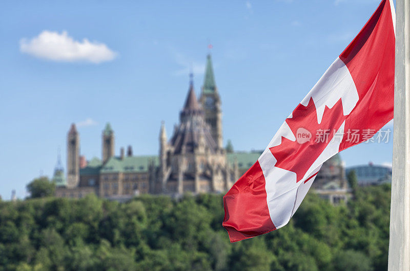 国会大厦、山和图书馆飘扬的加拿大国旗