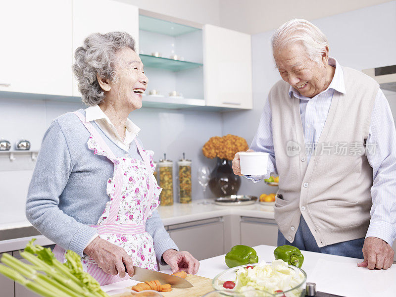 老年夫妇在厨房