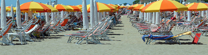 沙滩上五颜六色的阳伞