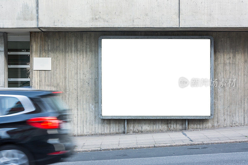 过路汽车空白街道人行道广告牌金属框架城市城市坡Copyspace孤立