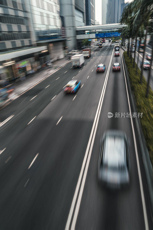 香港，白天在高架桥上行驶的车辆