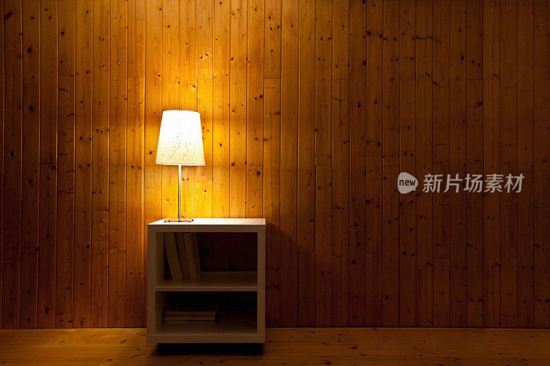 夜灯在卧室与木墙