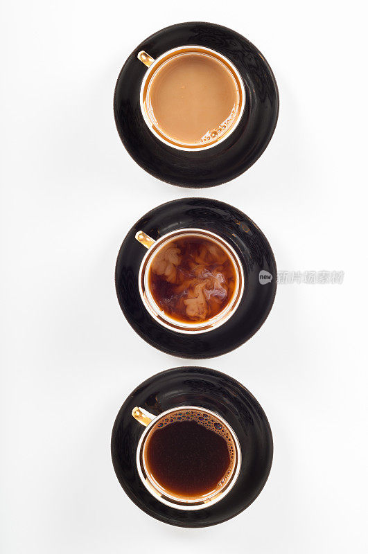 三杯咖啡，白色背景上有黑、白、流动的牛奶