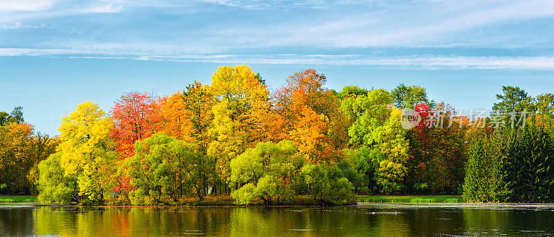 丰富多彩的秋天的公园