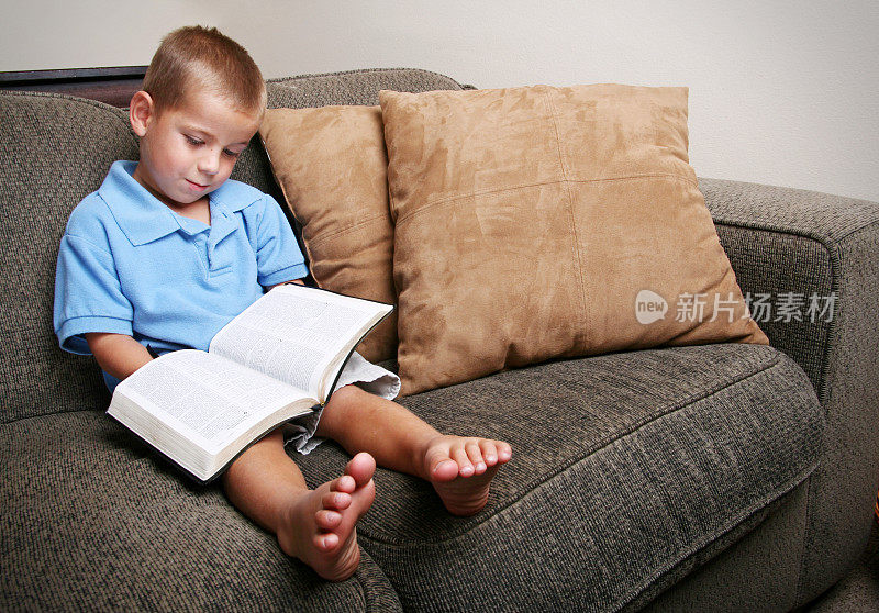 孩子阅读圣经