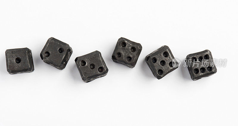 六个黑铁手工骰子堆叠