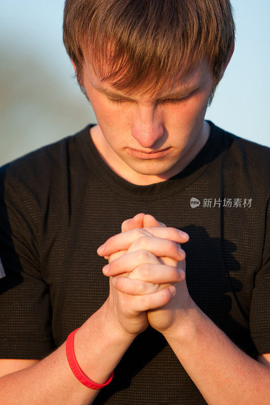 十几岁的男孩祈祷