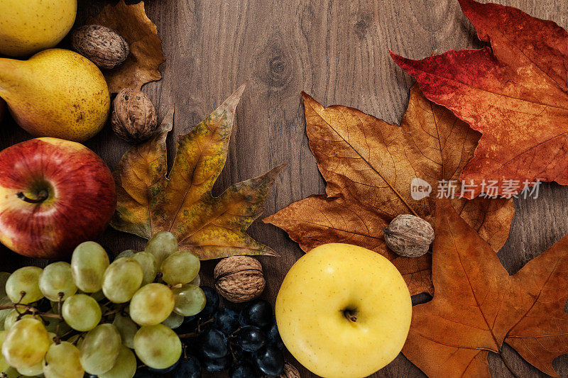 秋天的背景是水果和枯叶