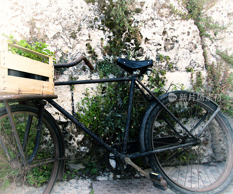 老式黑色自行车，薄荷板条箱