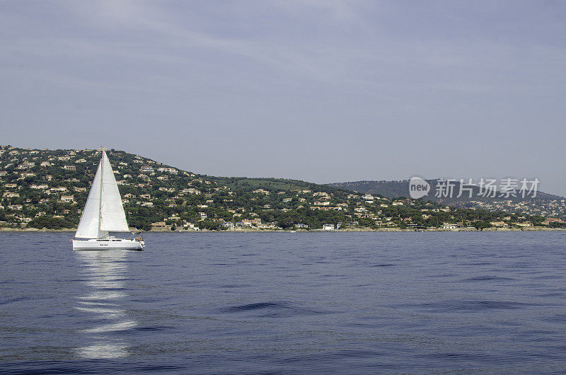 法国蔚蓝海岸的一艘帆船