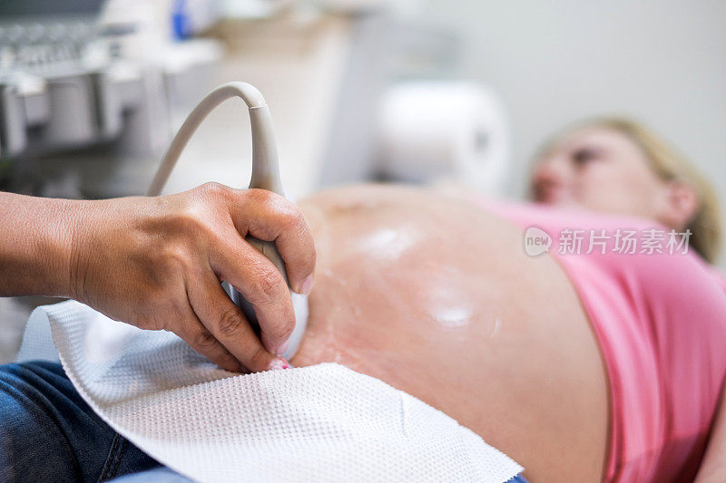 妊娠期超声检查的特写。