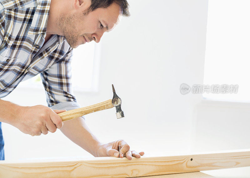 木匠在木板上钉钉子