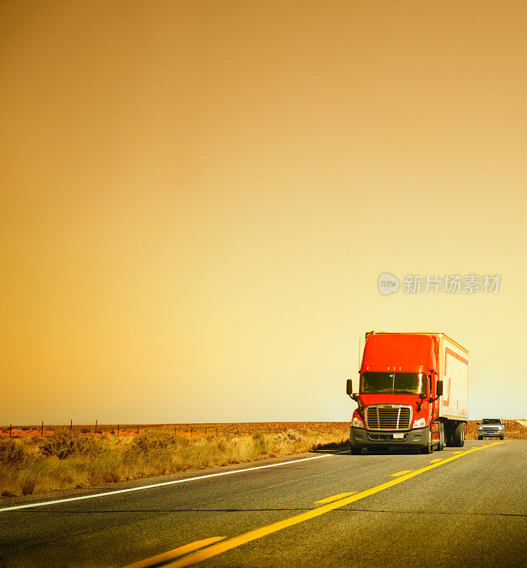 加州高速公路上的美国卡车
