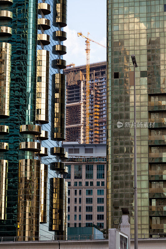 现代建筑与建筑工地。