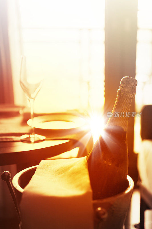 一个房间里的香槟和餐桌设置的特写。