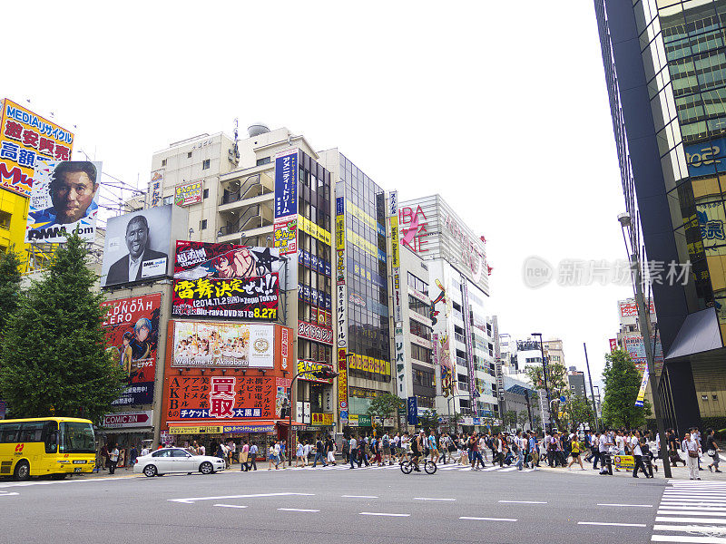 人们正在穿过东京秋叶原的街道