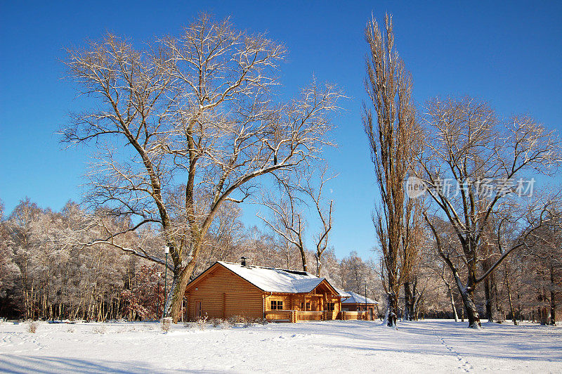 湖面上冰雪皑皑的小木屋。