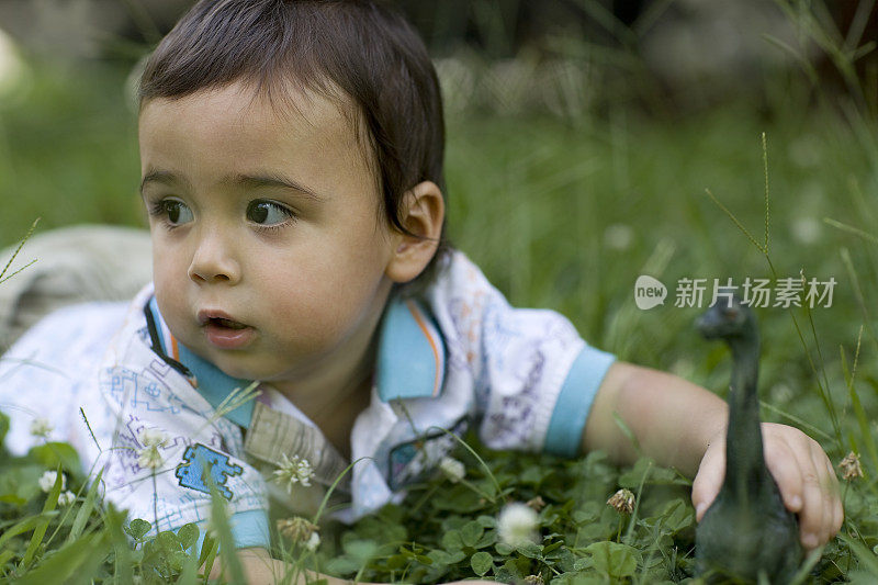 孩子在草地上玩耍