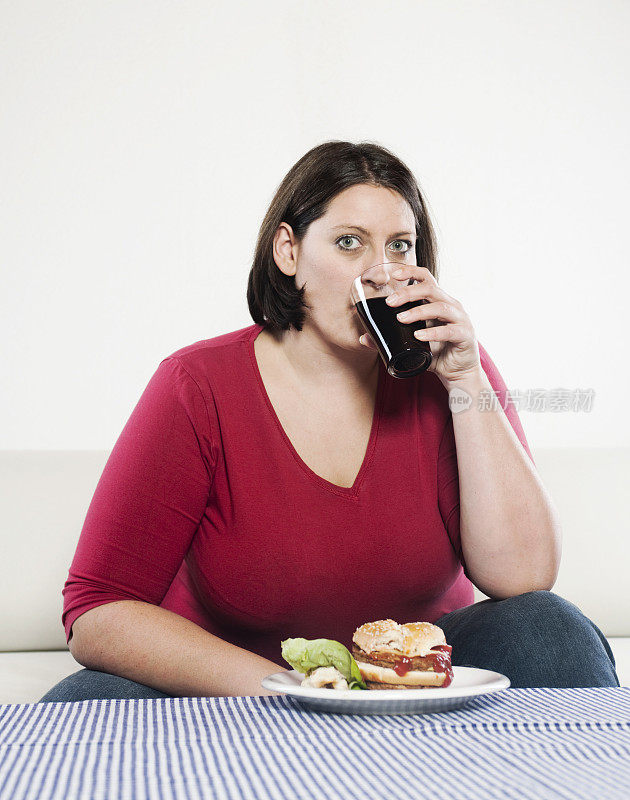 喝可乐吃汉堡的超重女人