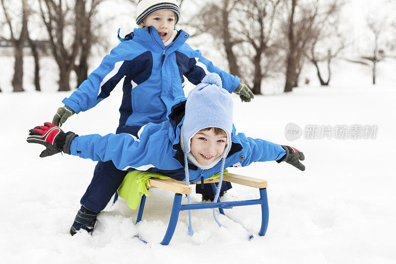 孩子们在雪中滑雪橇