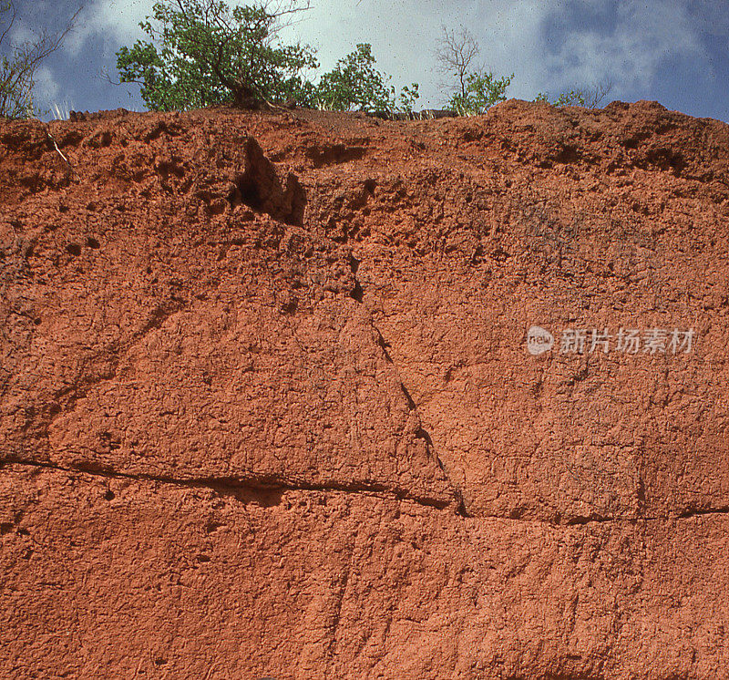 暴露红土铁矿的特写西非布基纳法索北部