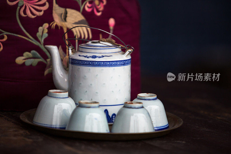 老式的中国茶壶和茶杯