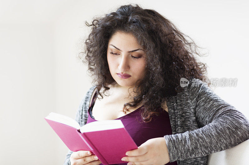 年轻女性阅读