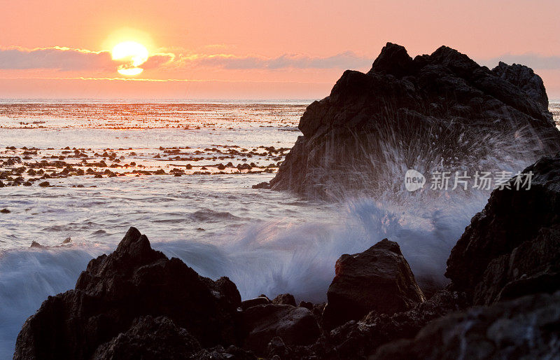 日落的岩石海滩
