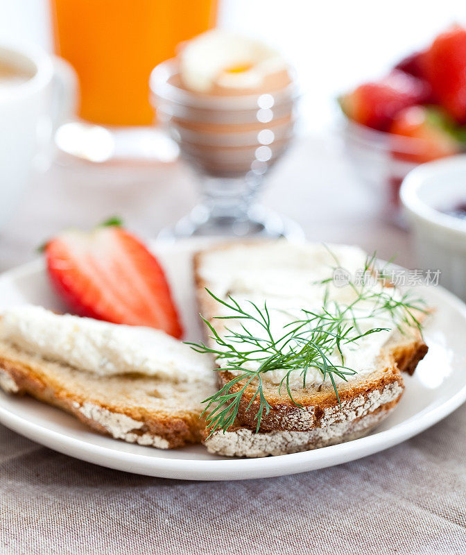 欧式早餐，咖啡和羊角面包