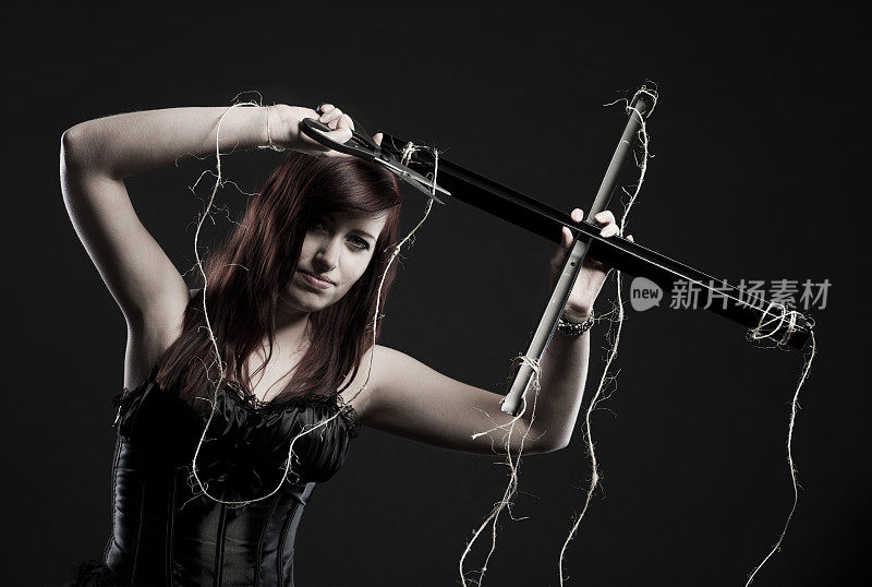 年轻女子剪绳子