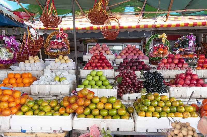 水果市场里的苹果、桔子和葡萄